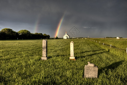 加拿大萨斯喀彻温省古老乡村教堂暴云彩虹图片