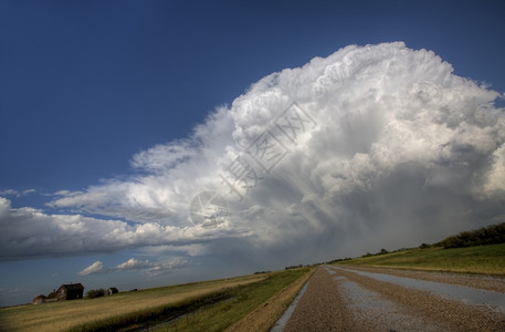 道路和风暴云图片