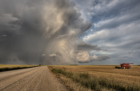 道路和风暴云图片