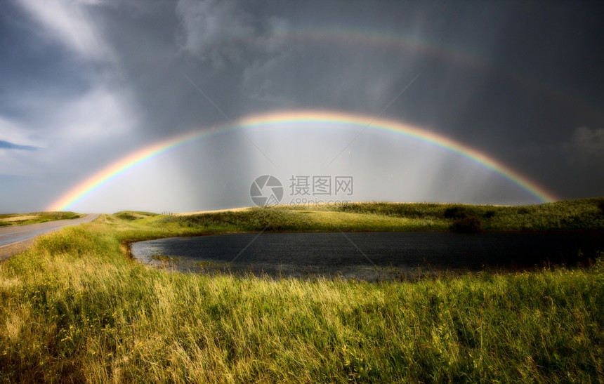 萨斯喀彻温风暴彩虹过场和滑水池冰雹图片