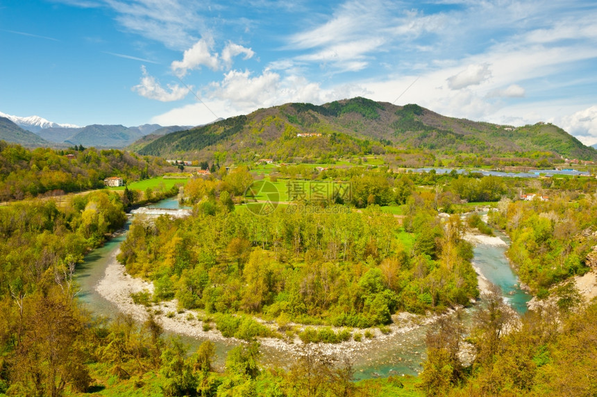 皮埃蒙特意大利阿尔卑斯山脚丘的河弯图片