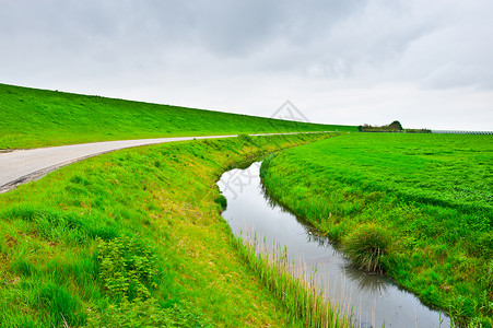 荷兰保护大坝和运河沿线的石路图片