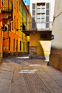 皮埃蒙特意大利库内奥市旧楼的窄巷图片
