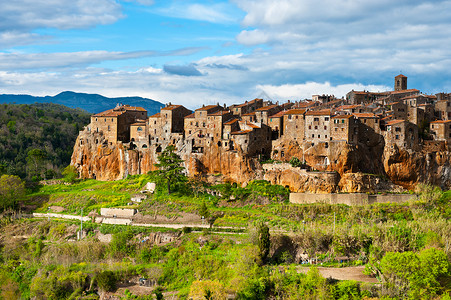 位于意大利岩石上的中世纪小镇图片