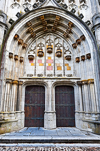 比利时圣休伯特哥特式教堂大门详图背景图片