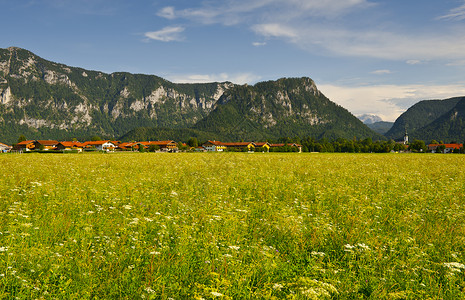 阿尔卑斯山脚上的巴伐利亚村庄图片