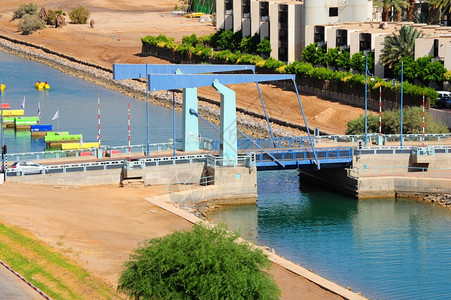 在以色列艾拉特的罗宁运河上方钢铁流桥图片