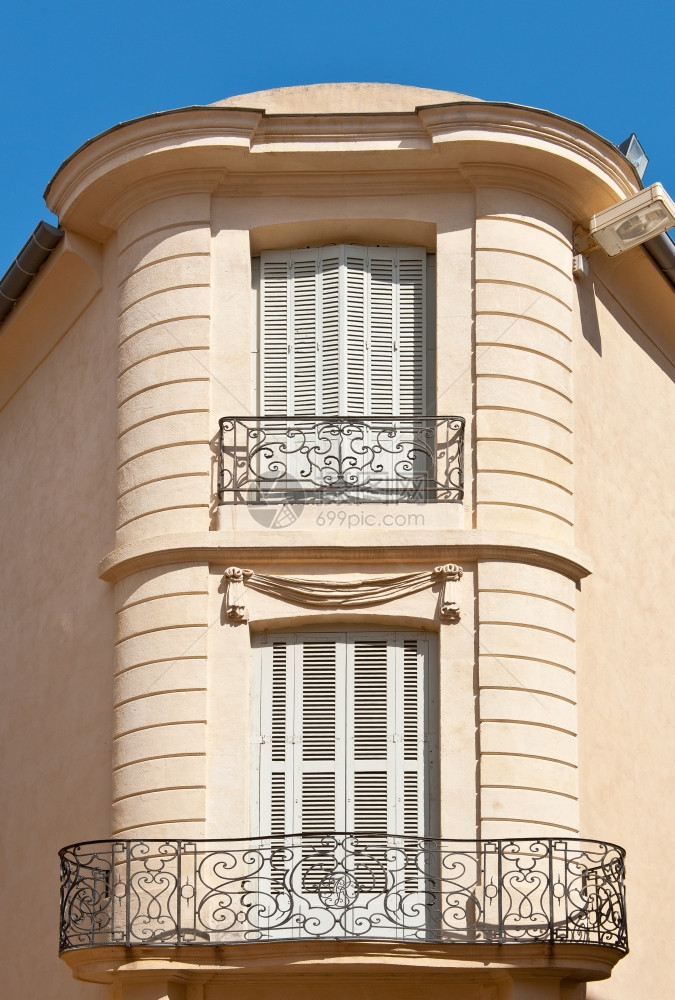 法国旧房子的两个窗口图片