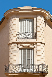 法国旧房子的两个窗口背景图片