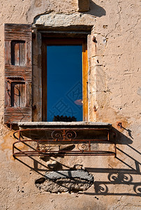 旧房子面孔的法国窗口图片