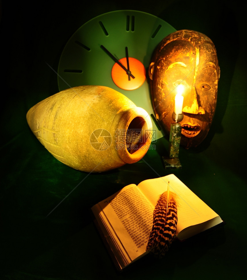 仍然活在时钟安法拉面具公开圣经和绿天鹅绒上的轻蜡烛之中图片