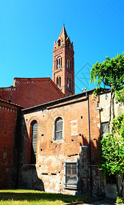 在比萨的宫院拆散教堂与贝尔塔背景图片