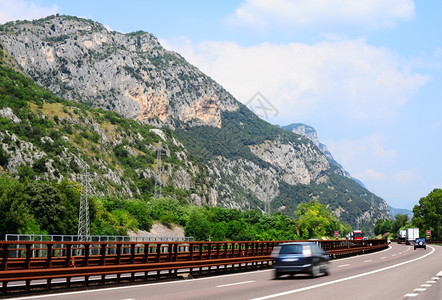 意大利阿尔卑斯山现代高速公路交通图片