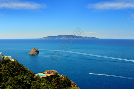 意大利与山丘和缩海岸线的景图片