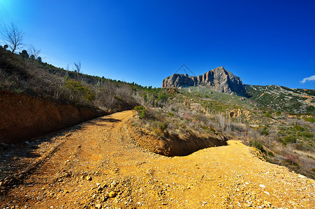 穿过西班牙峡谷的风山泥土路图片