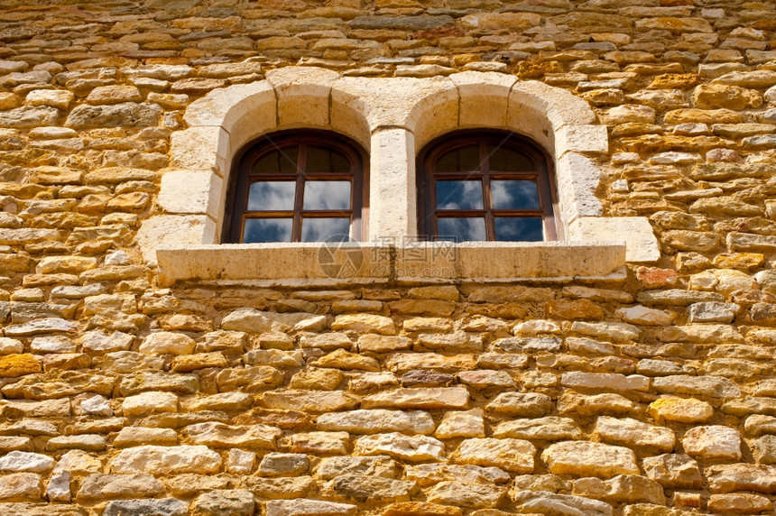 法国巨石大厦面孔上的视窗图片