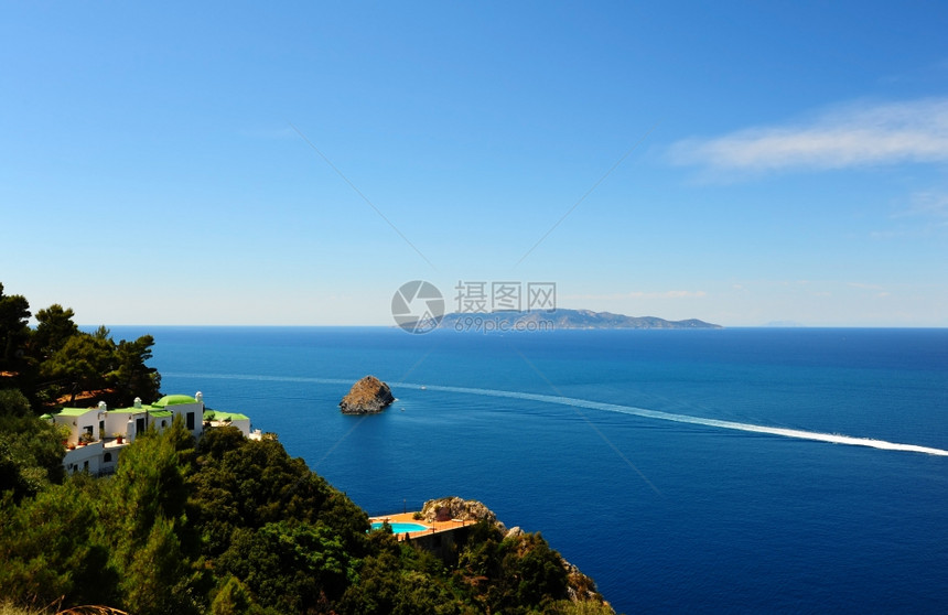 典型的意大利海景与山丘和缩海岸线图片