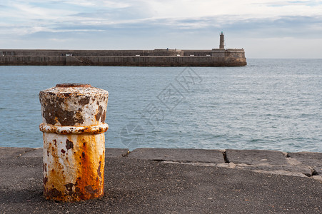 RustyBollard和西班牙大洋海岸旧灯塔图片