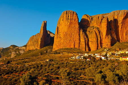 比利牛斯山脉岩脚上的西班牙中世纪村图片