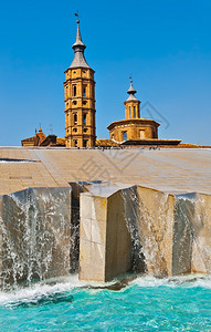 萨拉戈天主钟塔背景的不老泉图片