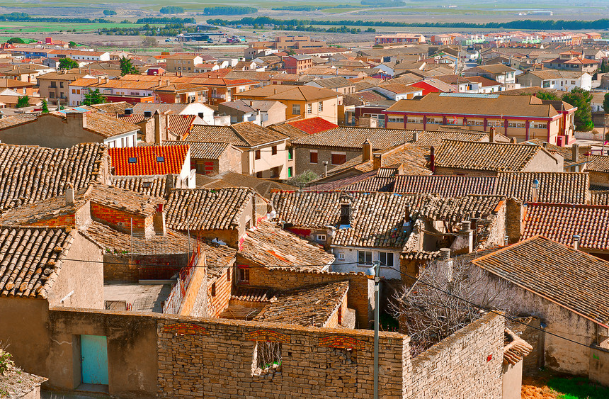 西班牙小城中破碎的铁砖屋顶之景图片