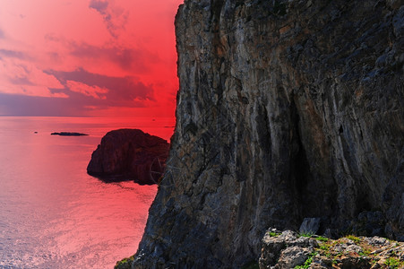 大岩石和海景希腊罗得斯岛与鲁格德海岸日落图片