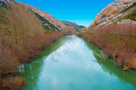 比利牛斯山脉普尔的阿拉贡河快速流动图片
