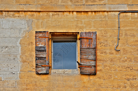 法国巨石大厦面孔上的旧窗口图片