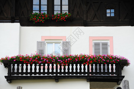 意大利带鲜花装饰的阳台图片