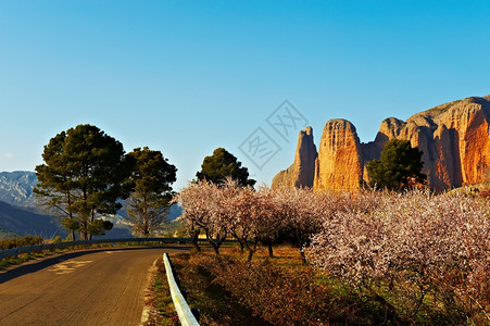 穿越西班牙峡谷的风山路日落图片