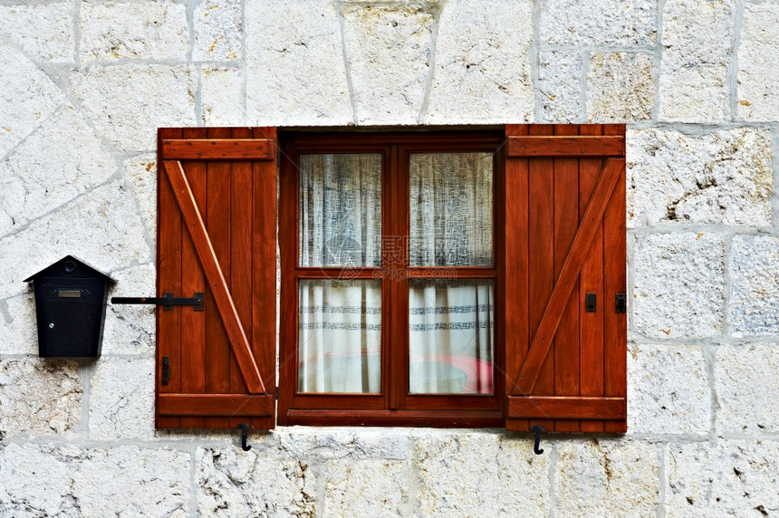 西班牙城装饰的封闭式窗口和邮箱图片