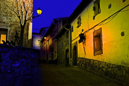 典型的中世纪西班牙市午夜图片