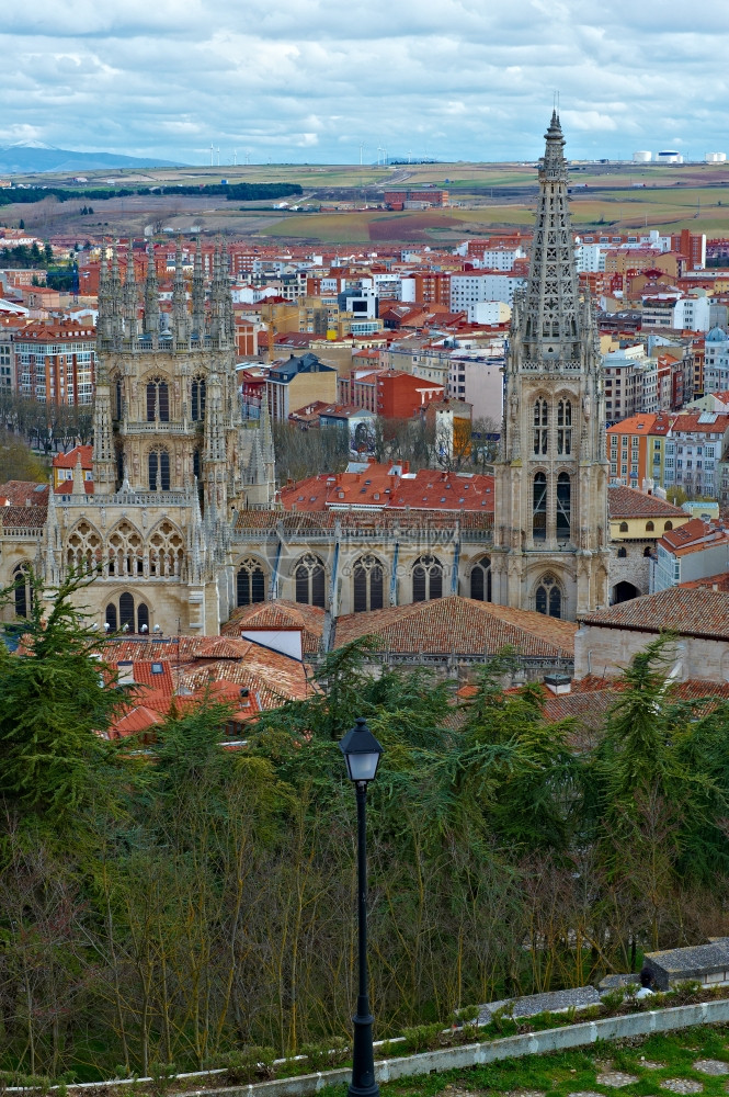 西班牙布尔戈斯市和大教堂的鸟眼观图片