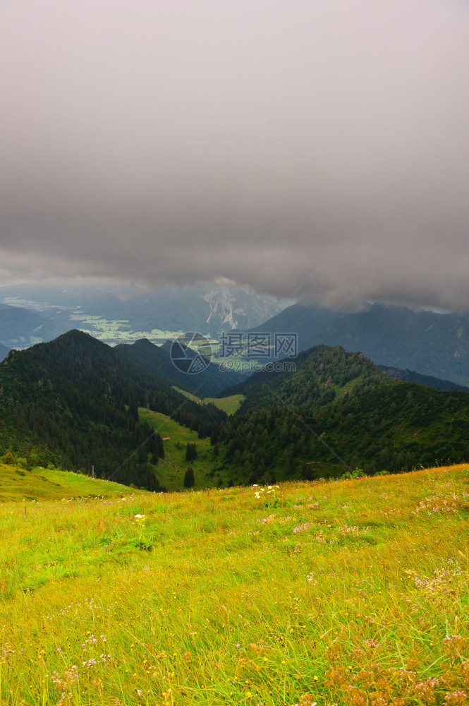 查看巴伐利亚阿尔卑斯山脉的城市雨天图片