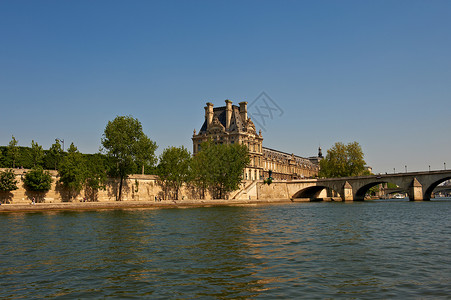 来自法国巴黎塞纳河的卢浮宫之景图片