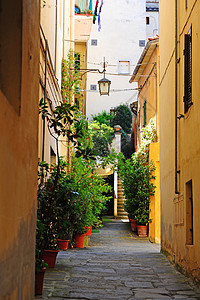 意大利阿雷佐市内与旧楼宇的窄巷背景