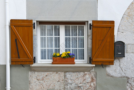 西班牙城装饰的封闭式窗口和邮箱图片