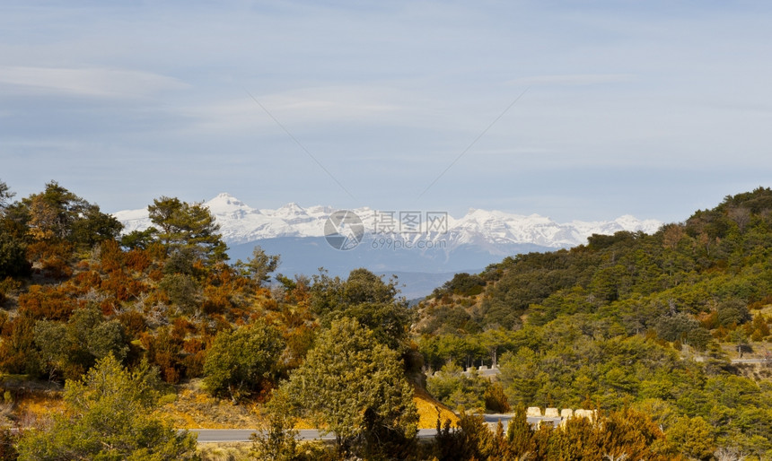 白雪覆盖的比利牛斯山背景下的风路图片