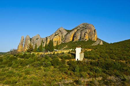 比利牛斯山脉岩脚上的西班牙小天主教图片