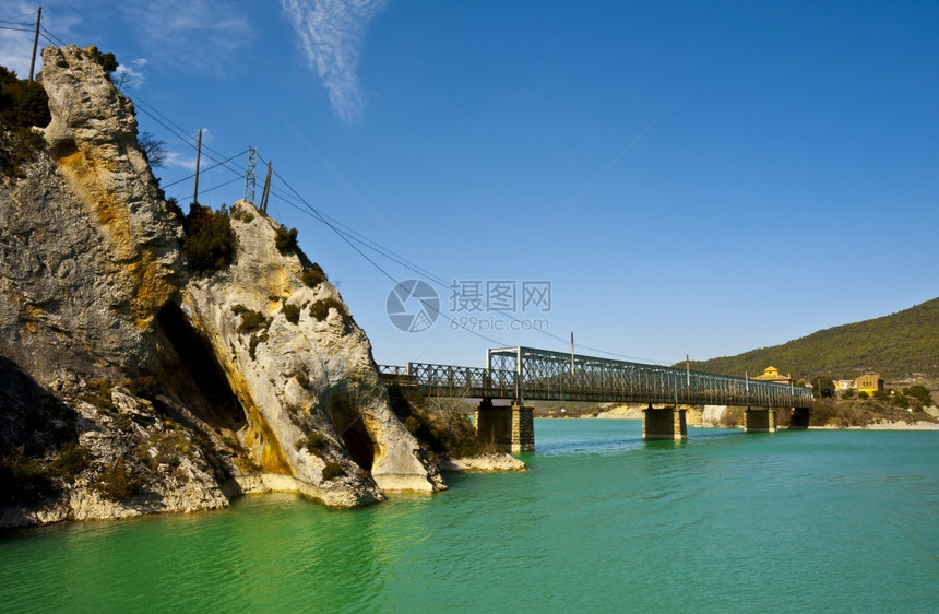 西班牙横跨河的金属公路桥图片