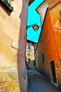 Chianti地区与旧楼的窄巷图片