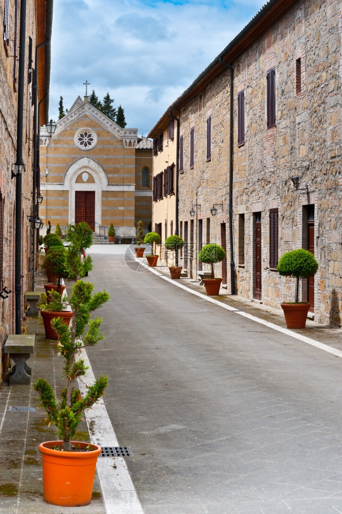 意大利蒙托里奥市与旧楼接合的窄巷图片