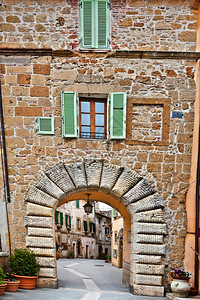 意大利托迪市旧楼的窄巷图片