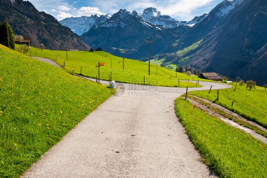 瑞士阿尔卑斯山高十字路口的牛奶罐图片