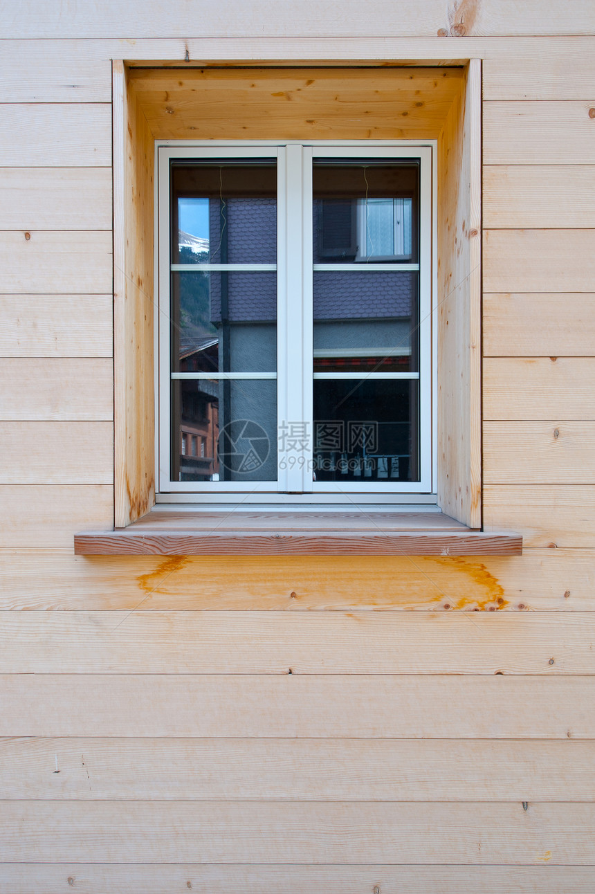 瑞士木屋正面的窗户图片