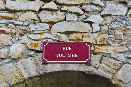 中世纪法国城伏尔泰街牌图片