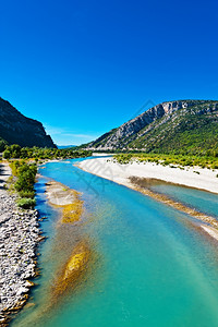 法国阿尔卑斯山峡谷底河图片