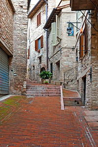 意大利Assisi市与旧建筑的窄巷图片