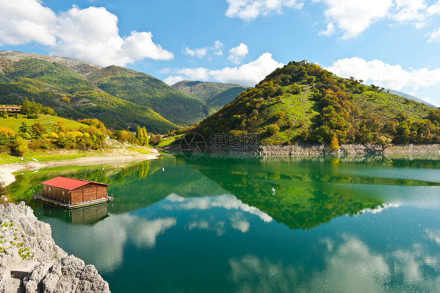 意大利湖木化海岸图片