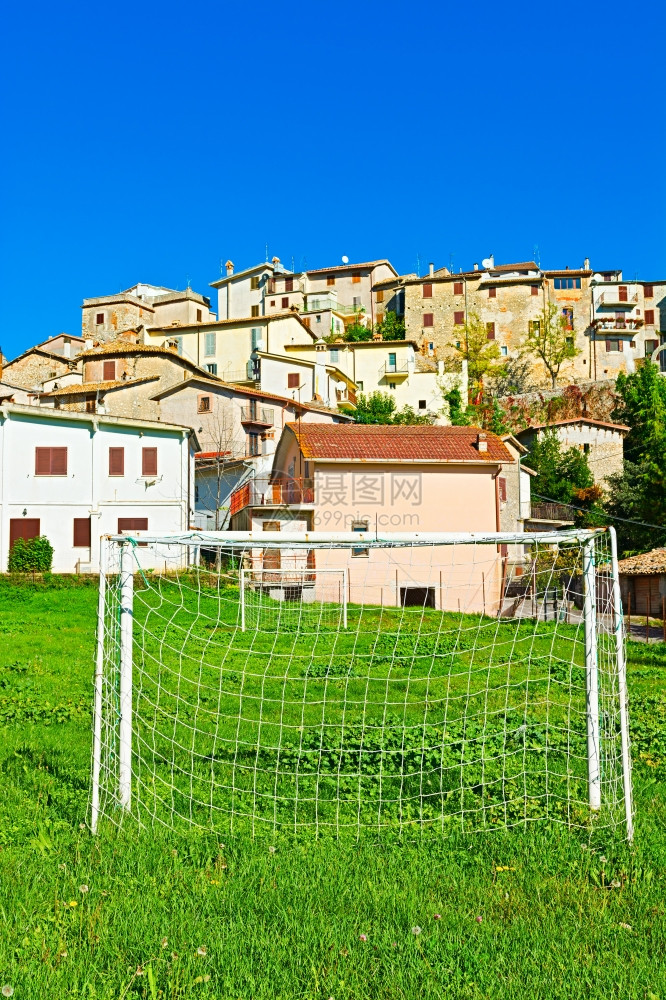 意大利中世纪城市背景下的足球场图片